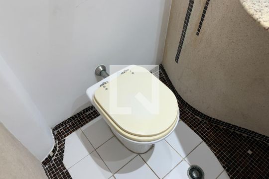 Banheiro da Suíte 1 de apartamento para alugar com 3 quartos, 136m² em Boqueirão, Santos