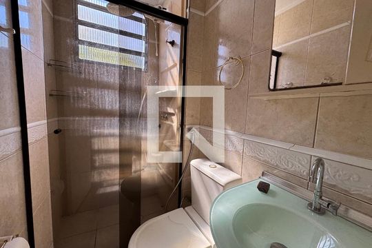 Banheiro de apartamento à venda com 2 quartos, 58m² em Piratininga, Osasco