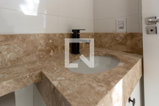 Banheiro de apartamento para alugar com 2 quartos, 39m² em Vila Rosalia, Guarulhos