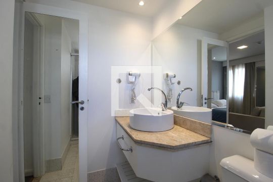 Banheiro de kitnet/studio à venda com 1 quarto, 28m² em Vila Olímpia, São Paulo