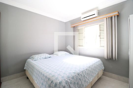 Quarto 1 de casa para alugar com 3 quartos, 180m² em Umuarama, Uberlândia
