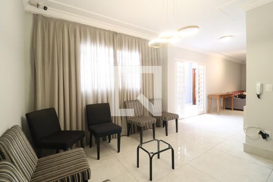 Sala de casa para alugar com 3 quartos, 180m² em Umuarama, Uberlândia