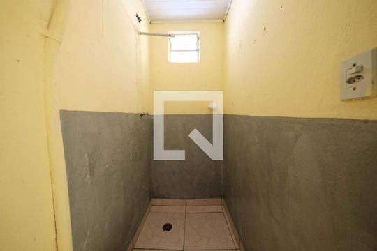 Banheiro social de casa para alugar com 1 quarto, 32m² em Parque Boturussu, São Paulo