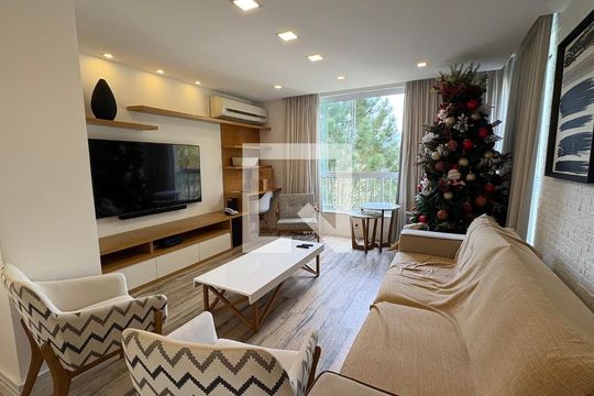 Sala de casa de condomínio para alugar com 5 quartos, 246m² em Castelânea, Petrópolis