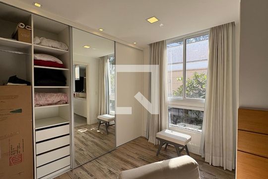 Closet da suíte 1 de casa de condomínio para alugar com 5 quartos, 246m² em Castelânea, Petrópolis