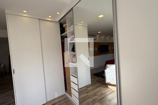 Closet da suíte 1 de casa de condomínio para alugar com 5 quartos, 246m² em Castelânea, Petrópolis