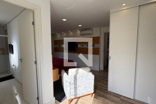 Closet da suíte 1 de casa de condomínio para alugar com 5 quartos, 246m² em Castelânea, Petrópolis