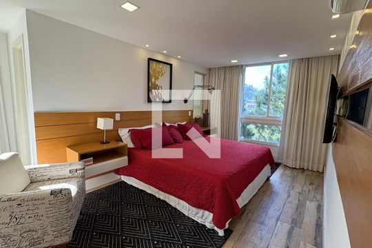 Suíte 1 de casa de condomínio para alugar com 5 quartos, 246m² em Castelânea, Petrópolis