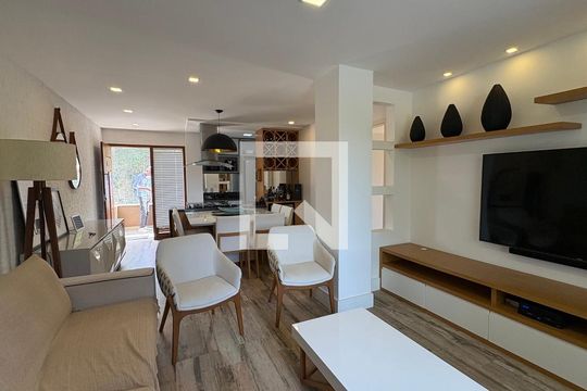 Sala  de casa de condomínio para alugar com 5 quartos, 246m² em Castelânea, Petrópolis