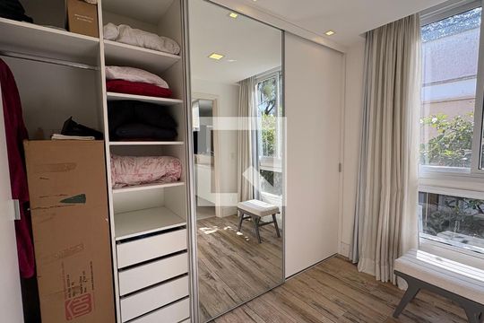 Closet da suíte 1 de casa de condomínio para alugar com 5 quartos, 246m² em Castelânea, Petrópolis