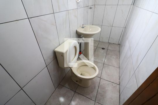 Banheiro de casa para alugar com 1 quarto, 60m² em Santo Antônio, Osasco