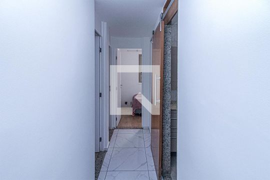 corredor para os cômodos_1 de apartamento para alugar com 3 quartos, 80m² em Parque Bristol, São Paulo