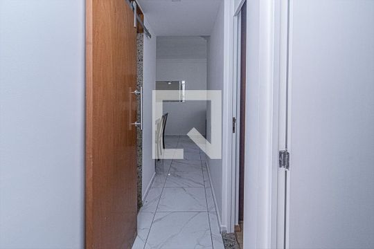 corredor para os cômodos_2 de apartamento para alugar com 3 quartos, 80m² em Parque Bristol, São Paulo