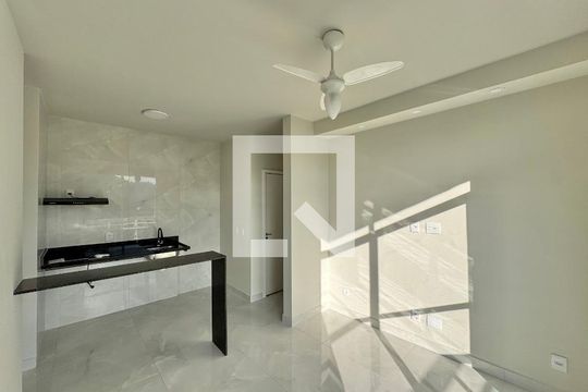 Sala de apartamento para alugar com 1 quarto, 33m² em Recreio dos Bandeirantes, Rio de Janeiro