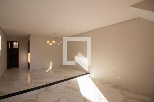 Sala de casa à venda com 3 quartos, 180m² em Rio Branco, Belo Horizonte