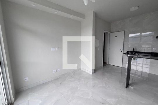Sala de apartamento para alugar com 1 quarto, 33m² em Recreio dos Bandeirantes, Rio de Janeiro