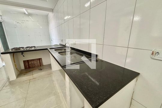 Cozinha de casa para alugar com 3 quartos, 100m² em Vila Domitila, São Paulo