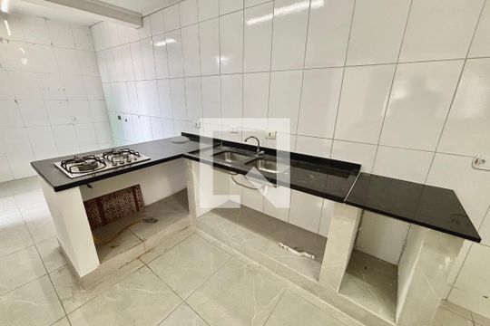 Cozinha de casa para alugar com 3 quartos, 100m² em Vila Domitila, São Paulo