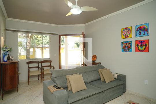 Sala de casa de condomínio para alugar com 5 quartos, 360m² em Itapeba, Maricá