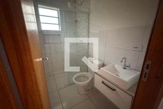 Banheiro de apartamento para alugar com 2 quartos, 42m² em Jardim Leonor, Cotia