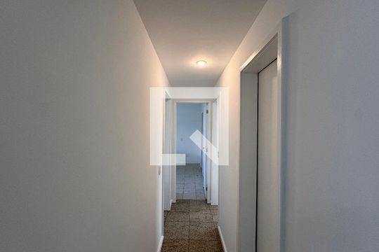 Corredor de apartamento para alugar com 3 quartos, 123m² em Recreio dos Bandeirantes, Rio de Janeiro