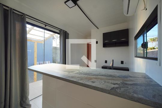 Sala/Cozinha de casa para alugar com 2 quartos, 28m² em Campeche, Florianópolis