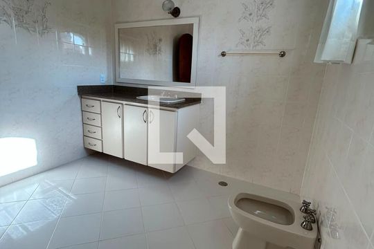 Banheiro de casa à venda com 4 quartos, 350m² em Pinheirinho, Santo André