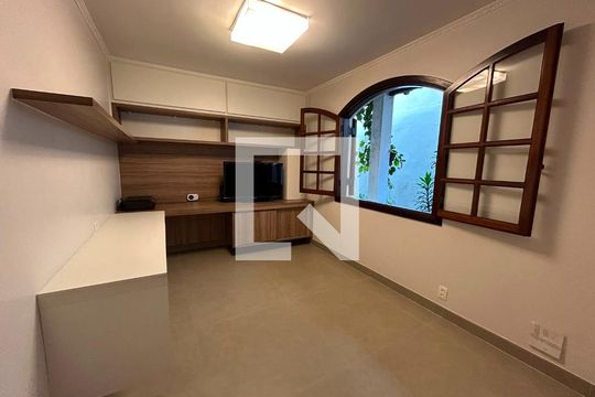 Quarto de casa à venda com 4 quartos, 350m² em Pinheirinho, Santo André