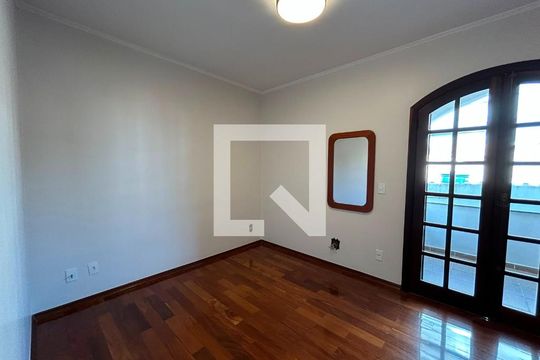 Quarto de casa à venda com 4 quartos, 350m² em Pinheirinho, Santo André