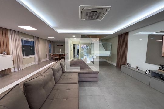 Sala de casa de condomínio à venda com 4 quartos, 360m² em Barra da Tijuca, Rio de Janeiro