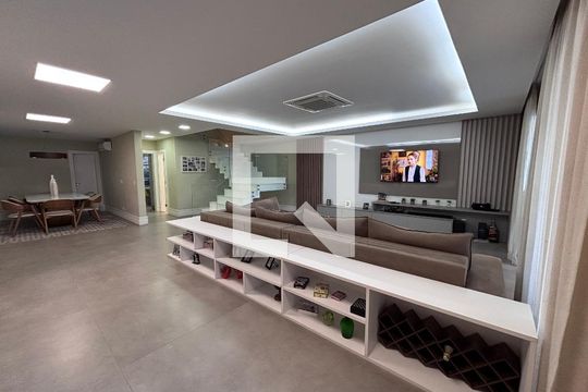 Sala de casa de condomínio à venda com 4 quartos, 360m² em Barra da Tijuca, Rio de Janeiro