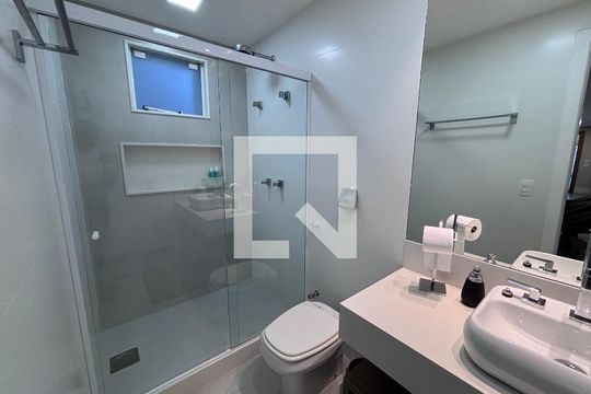 Banheiro de casa de condomínio à venda com 4 quartos, 360m² em Barra da Tijuca, Rio de Janeiro