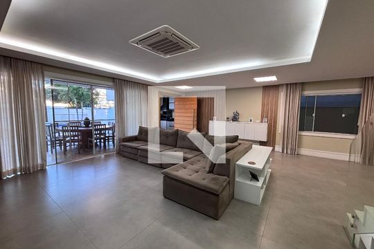 Sala de casa de condomínio à venda com 4 quartos, 360m² em Barra da Tijuca, Rio de Janeiro