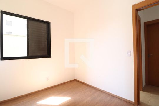 Quarto 1 de apartamento para alugar com 2 quartos, 55m² em Shopping Park, Uberlândia