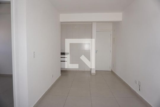 Sala de apartamento para alugar com 2 quartos, 55m² em Jardim Elizabete, Embu das Artes