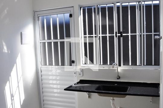 Detalhe - Sala e Cozinha de apartamento para alugar com 1 quarto, 25m² em Vila Zat, São Paulo