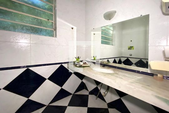 Banheiro de casa para alugar com 4 quartos, 380m² em Coração Eucarístico, Belo Horizonte