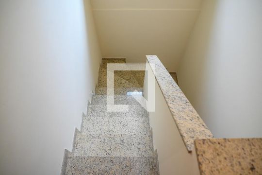 Escada de casa para alugar com 3 quartos, 170m² em Vila Nair, São Paulo