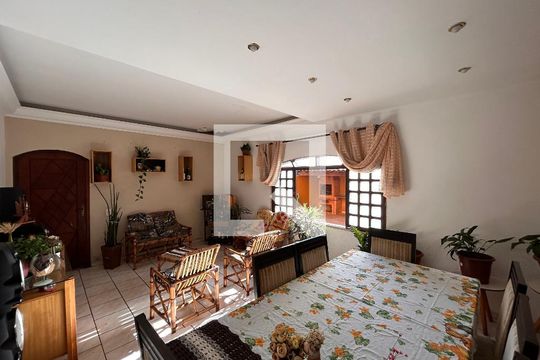 Sala de estar  de casa à venda com 3 quartos, 240m² em Vila Santana, São Paulo