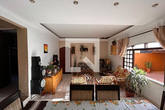 Sala de estar  de casa à venda com 3 quartos, 240m² em Vila Santana, São Paulo