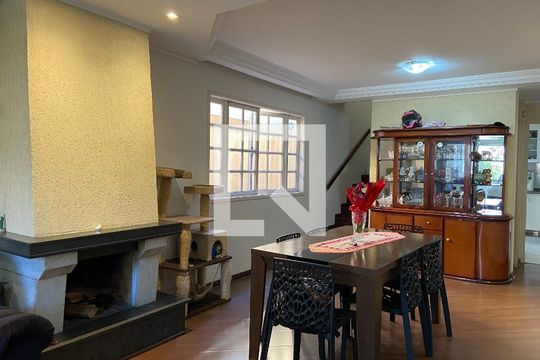 Sala de casa de condomínio para alugar com 3 quartos, 156m² em Jardim Rosa Maria, São Paulo