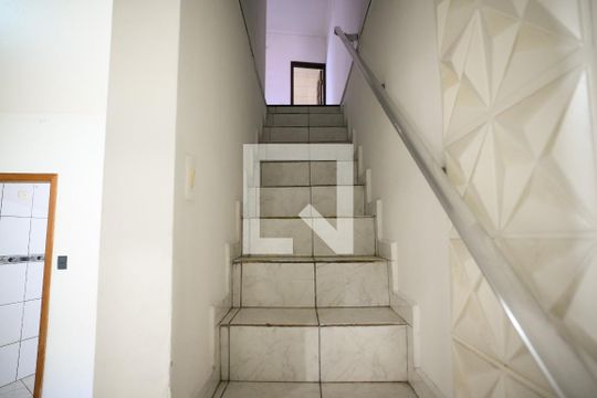 Escada de casa para alugar com 2 quartos, 100m² em Vila Moraes, São Paulo