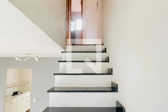 Corredor de casa de condomínio para alugar com 3 quartos, 91m² em Jardim Isis, Cotia