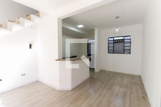 Sala de casa de condomínio para alugar com 2 quartos, 60m² em Núcleo Lageado, São Paulo