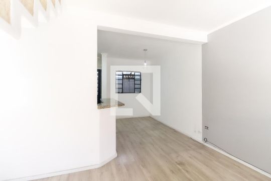 Sala de casa de condomínio para alugar com 2 quartos, 60m² em Núcleo Lageado, São Paulo