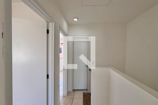 Hall dos dormitórios de apartamento para alugar com 3 quartos, 90m² em Vargem Grande, Rio de Janeiro