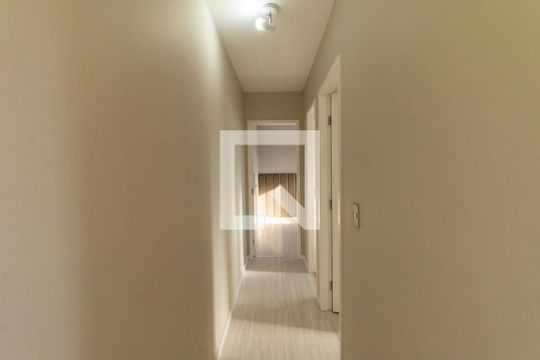 Corredor de apartamento para alugar com 2 quartos, 50m² em Pinheirinho, Curitiba