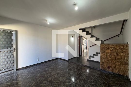 Sala de casa para alugar com 3 quartos, 209m² em Taquara, Rio de Janeiro