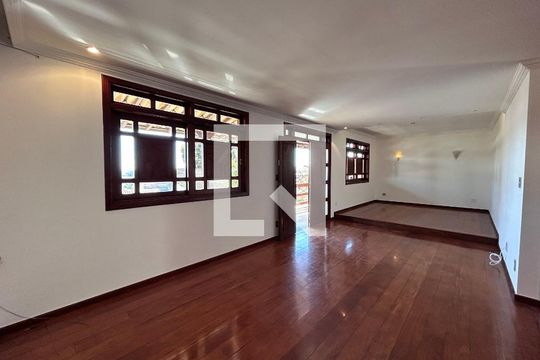 Casa à venda com 5 quartos, 360m² em Serrano, Belo Horizonte