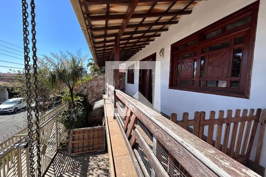 Casa à venda com 5 quartos, 360m² em Serrano, Belo Horizonte